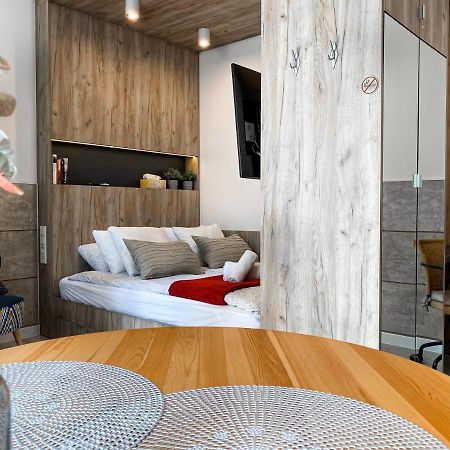 Beautiful Studio For Couples With Air Conditioning - Old Town & Main Station คราคูฟ ภายนอก รูปภาพ