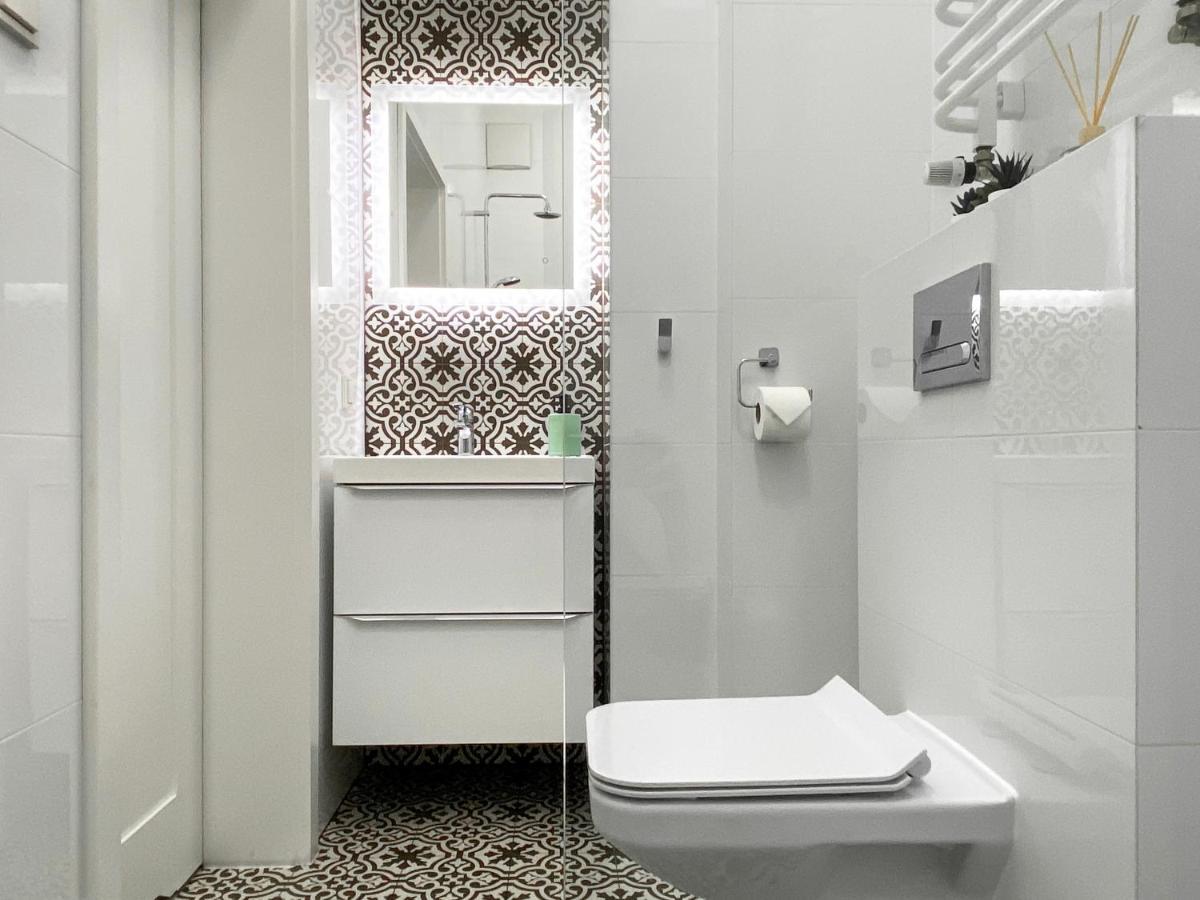 Beautiful Studio For Couples With Air Conditioning - Old Town & Main Station คราคูฟ ภายนอก รูปภาพ